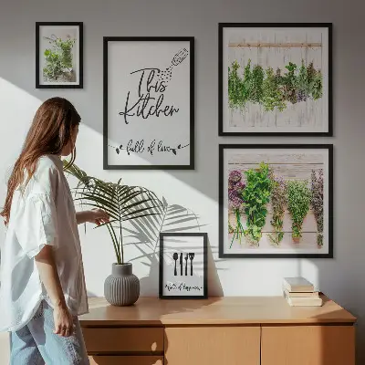 Billedsæt over sofa med rustikke urteinspirationer