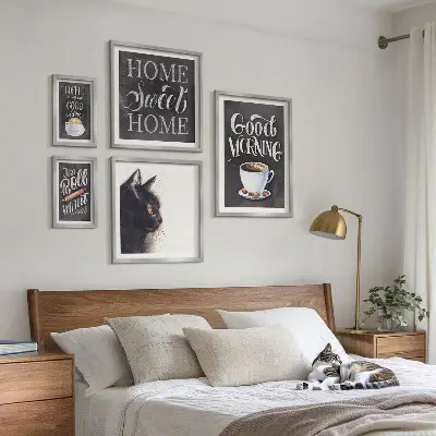 Billedkomposition til væg med positive slogans om kaffekatte