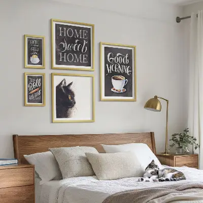 Billedkomposition til væg med positive slogans om kaffekatte