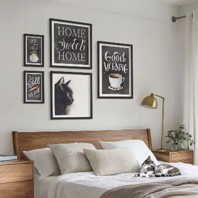 Billedkomposition til væg med positive slogans om kaffekatte