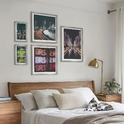 Billedsæt over sofa moderne by om natten med neonlys