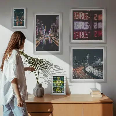 Billedsæt over sofa moderne by om natten med neonlys