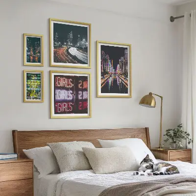 Billedsæt over sofa moderne by om natten med neonlys