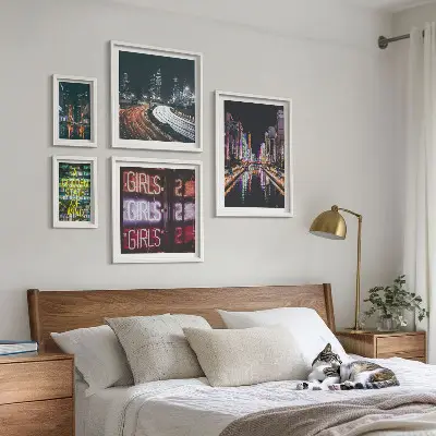 Billedsæt over sofa moderne by om natten med neonlys