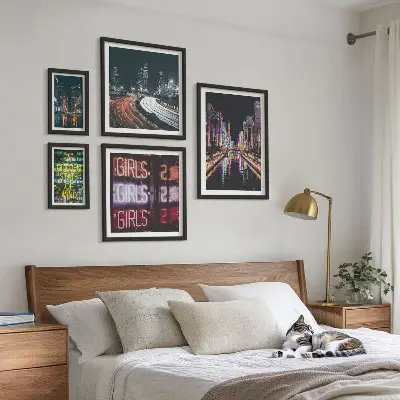 Billedsæt over sofa moderne by om natten med neonlys