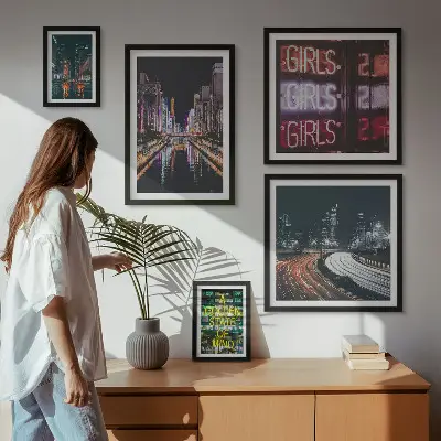 Billedsæt over sofa moderne by om natten med neonlys