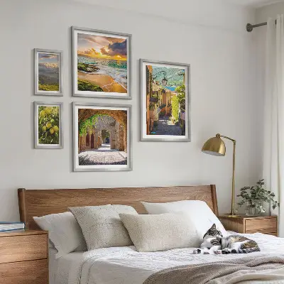 Billedsæt til vægophæng over sofa med charmerende gader og landskabsmotiver