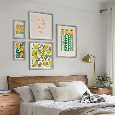 Billedkomposition til væg med blomster, citrusfrugter og positive slogans