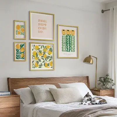 Billedkomposition til væg med blomster, citrusfrugter og positive slogans