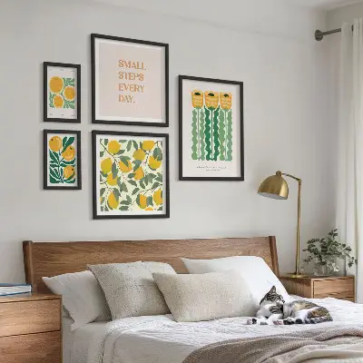Billedkomposition til væg med blomster, citrusfrugter og positive slogans