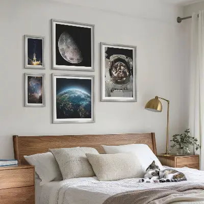 Astronautens rumopdagelser billedsæt over sofa
