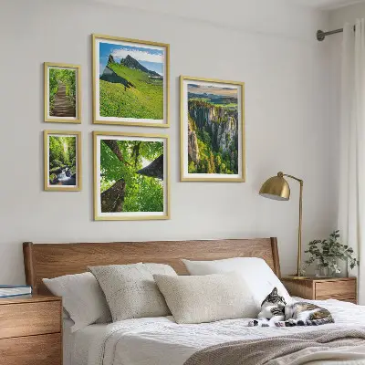 Billedkomposition til væg med motiv af grønne landskaber og naturstier