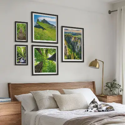 Billedkomposition til væg med motiv af grønne landskaber og naturstier