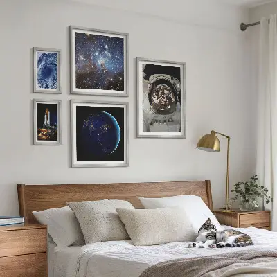Astronauternes rumopdagelser billedsæt over sofa
