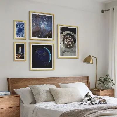 Astronauternes rumopdagelser billedsæt over sofa