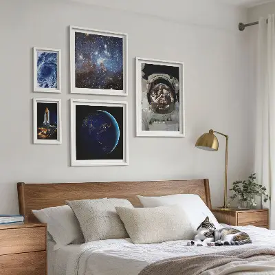 Astronauternes rumopdagelser billedsæt over sofa