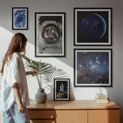 Astronauternes rumopdagelser billedsæt over sofa