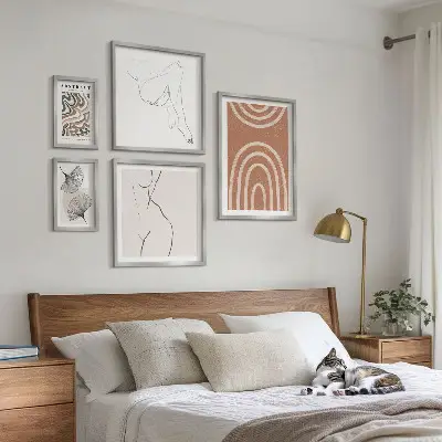 Billedsæt over sofa med stilfulde abstrakte figurer