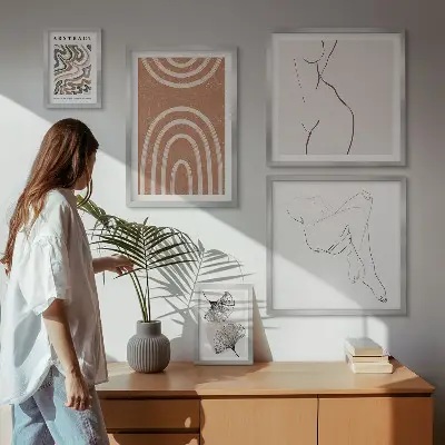 Billedsæt over sofa med stilfulde abstrakte figurer