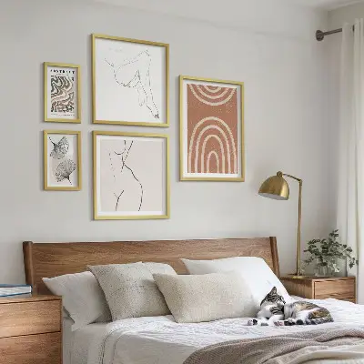 Billedsæt over sofa med stilfulde abstrakte figurer