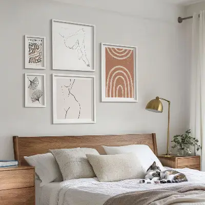 Billedsæt over sofa med stilfulde abstrakte figurer