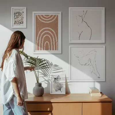 Billedsæt over sofa med stilfulde abstrakte figurer