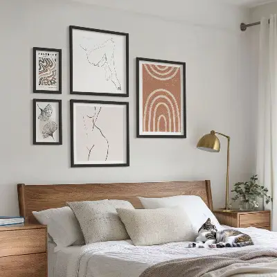 Billedsæt over sofa med stilfulde abstrakte figurer
