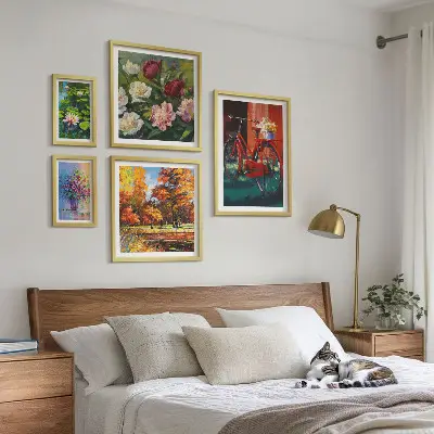 Blomster i forårslandskabet billedsæt over sofa