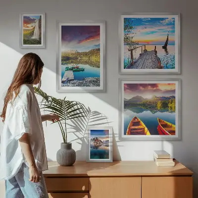 Billedsæt over sofa med motiver af landskaber, vandfald og søer