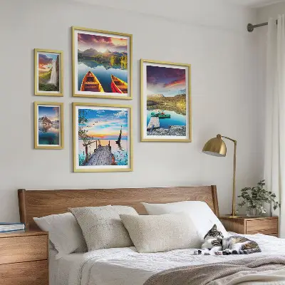 Billedsæt over sofa med motiver af landskaber, vandfald og søer