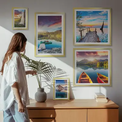Billedsæt over sofa med motiver af landskaber, vandfald og søer