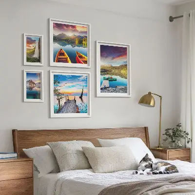 Billedsæt over sofa med motiver af landskaber, vandfald og søer