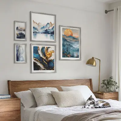 Billedsæt over sofa med motiv af bjerglandskaber i vest