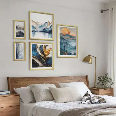 Billedsæt over sofa med motiv af bjerglandskaber i vest