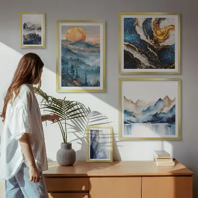 Billedsæt over sofa med motiv af bjerglandskaber i vest