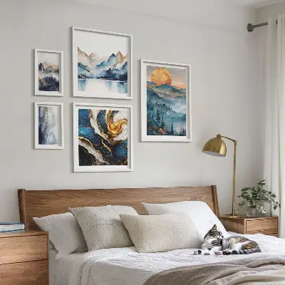 Billedsæt over sofa med motiv af bjerglandskaber i vest