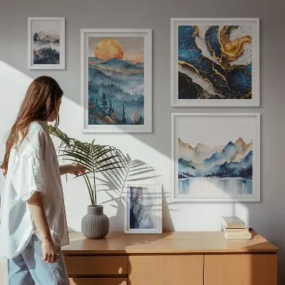 Billedsæt over sofa med motiv af bjerglandskaber i vest