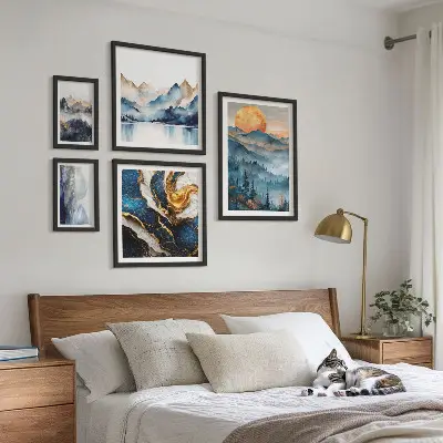Billedsæt over sofa med motiv af bjerglandskaber i vest