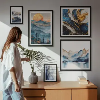 Billedsæt over sofa med motiv af bjerglandskaber i vest