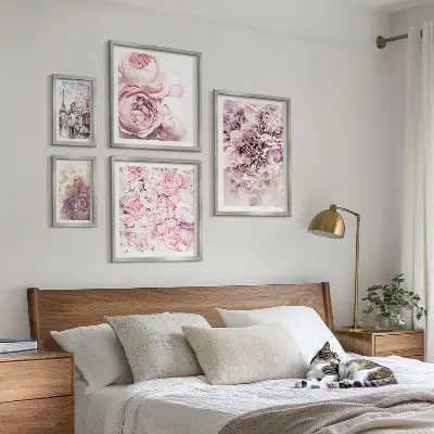 Billedsæt over sofa med vintage blomsterarrangementer