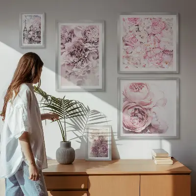 Billedsæt over sofa med vintage blomsterarrangementer