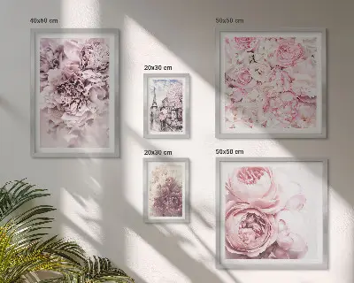 Billedsæt over sofa med vintage blomsterarrangementer