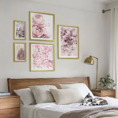 Billedsæt over sofa med vintage blomsterarrangementer