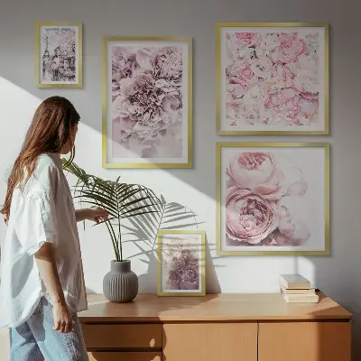 Billedsæt over sofa med vintage blomsterarrangementer