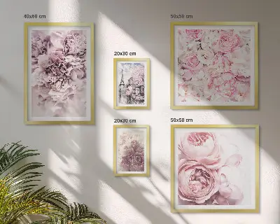 Billedsæt over sofa med vintage blomsterarrangementer