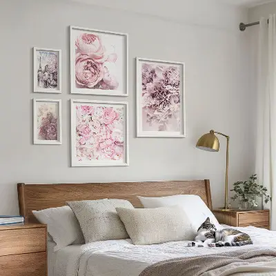 Billedsæt over sofa med vintage blomsterarrangementer