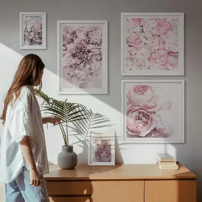 Billedsæt over sofa med vintage blomsterarrangementer