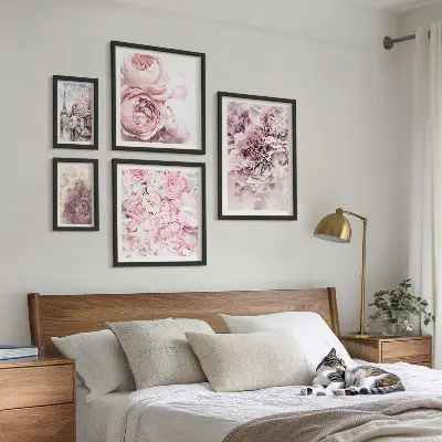 Billedsæt over sofa med vintage blomsterarrangementer
