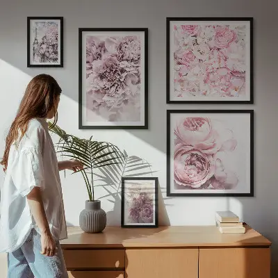 Billedsæt over sofa med vintage blomsterarrangementer