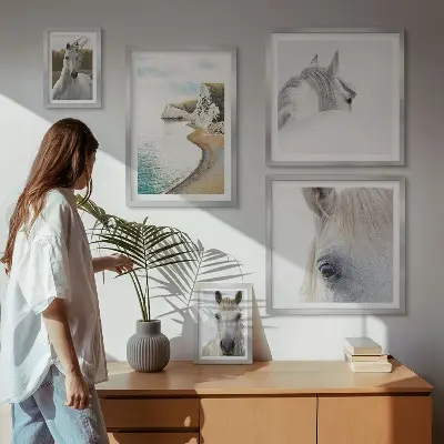 Billedkomposition til væg med heste på stranden i minimalistisk naturstil